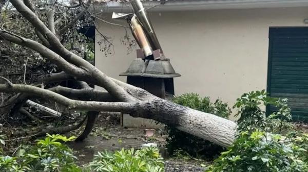 Tornada devastatoare care a măturat Grecia. Acoperişuri smulse, geamuri sparte şi zone întregi fără curent