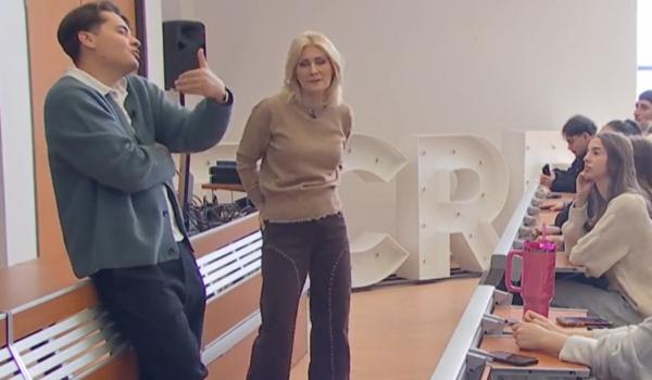 Selly, profesor pentru o zi. Studenţii de la SNSPA au primit o lecție practică de branding personal