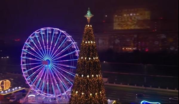 Ultimele pregătiri pentru târgul de Crăciun din Piaţa Constituţiei. Magia sărbătorilor luminează Capitala