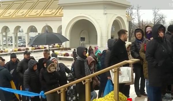 Mii de credincioși la Catedrala Națională de Sfântul Andrei. Ploaia nu i-a oprit să se închine la moaşte