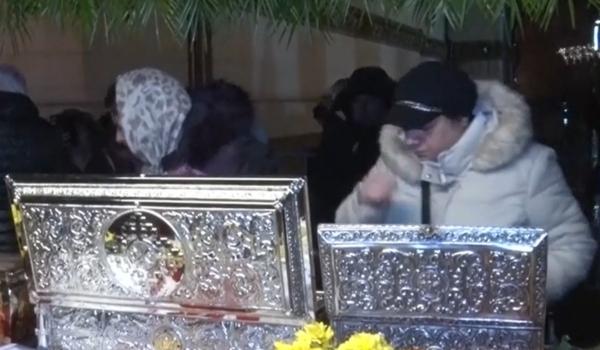 Credincioșii au stat ore întregi în ploaie la Galați. Mii de oameni, la moaștele Sfântului Andrei