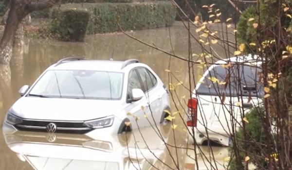 Inundaţii în trei judeţe, după o săptămână de ploi. Hidrologii extind avertizările pe mai multe râuri din ţară