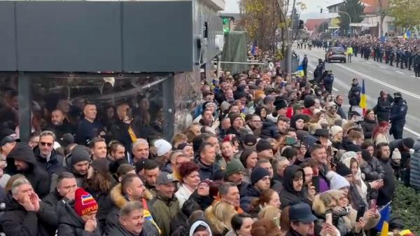 Momentul în care premierul Ilie Bolojan este huiduit de suveraniști la Alba Iulia: "Demisia!"