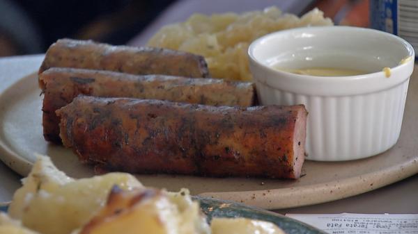 Mămăligă cu trufe şi vin infuzat cu anason. Ce mixuri exotice au mai încercat românii de Ziua Naţională