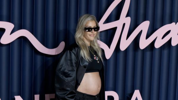 Gala modei din Londra. Sienna Miller şi Ellie Goulding au dezvăluit pe covorul roşu că vor deveni mame