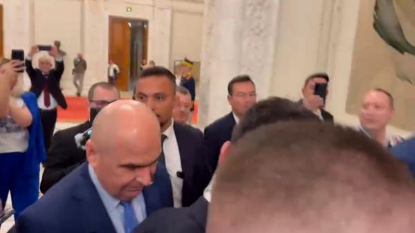 "Demisia! Fii bărbat, vino sa vezi cum am ajuns din cauza ta". Nou protest sindical pe holurile Parlamentului