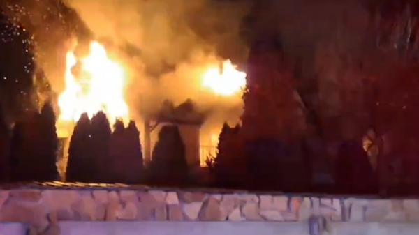 Casă cu mansardă înghiţită de flăcări în Olt. Incendiul ar fi fost cauzat de jarul căzut din sobă