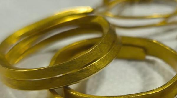 Un bărbat din Gorj a descoperit o comoară, din întâmplare: brăţări din aur, vechi de 3.300 de ani