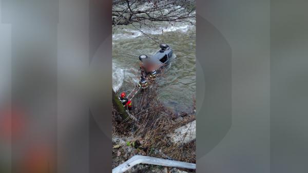 Supravieţuire miraculoasă pentru un preot și o călugăriță din Gorj, după ce au căzut cu mașina în apele Jiului