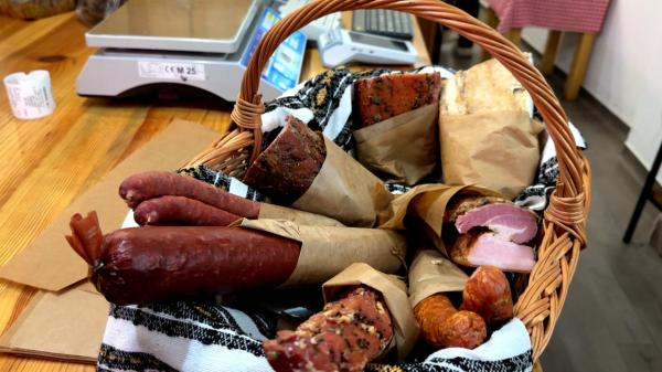 Soluția salvatoare pentru a evita haosul de Crăciun: Băcăniile pregătesc pachete tradiționale de la 250 lei