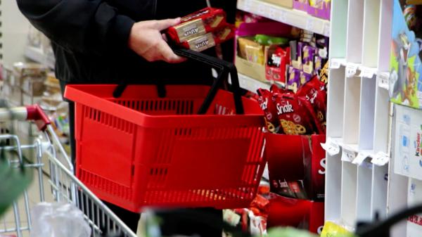 Ce se mai fură din supermarketuri. Un constănțean a jefuit zilnic, timp de o lună, magazinul "preferat"