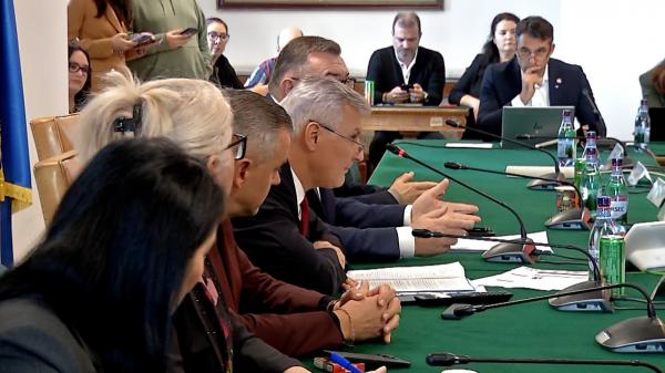 Circ la audierile în criza apei din Prahova. Cei chemaţi să dea explicaţii nu au vorbit timp de 40 de minute