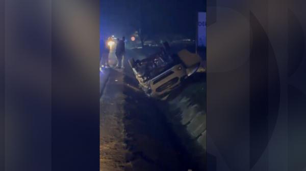 Un şofer beat a intrat pe contrasens și a lovit frontal o mașină cu doi vârstnici şi nepoata lor, în Tecuci