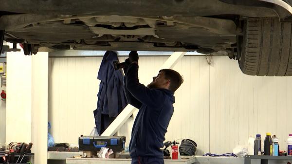 Şoferii cer părerea AI înainte de a merge la mecanic. Care sunt riscurile diagnosticelor date de ChatGPT