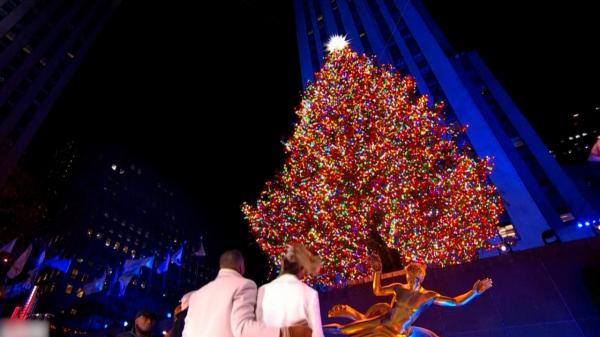 New York a aprins bradul de Crăciun: are 23 de metri, 50.000 de lumini și o stea Swarovski de 400 kg