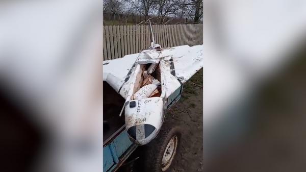 Doi moldoveni au găsit o dronă rusească, au dus-o acasă cu motocultorul, apoi i-au scos motorul și piesele