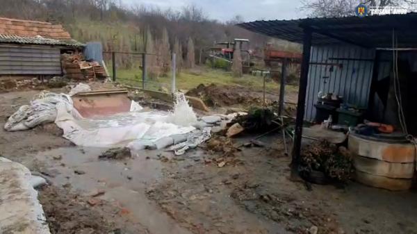 Erupţie de apă cu gaz metan şi sulf după un foraj greşit într-o gospodărie. Proprietarii, evacuaţi temporar