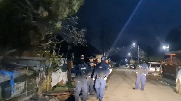 Momentul în care doi fraţi atacă poliţia cu bolovani în timpul unui scandal de familie