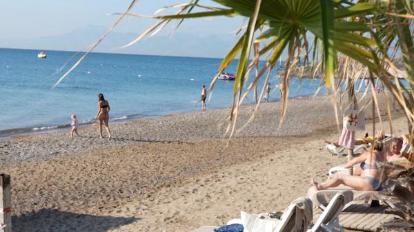 Ce vacanțe își rezervă românii pentru vara din 2026: destinațiile care atrag mii de turiști