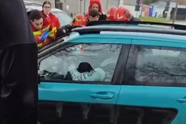 Un şofer din Bucureşti a intrat cu maşina în ambulanţele SMURD care veniseră să-l ajute după un alt accident