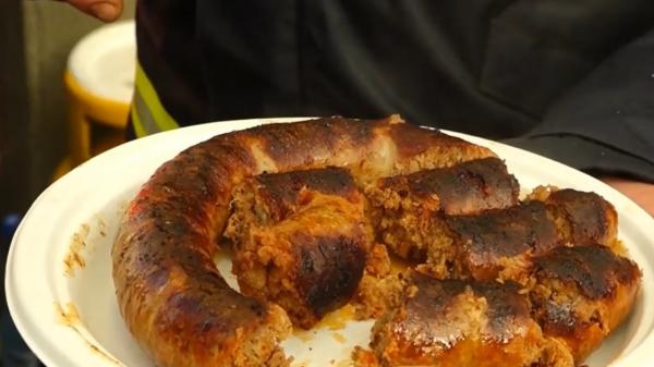 150 de metri de cârnați și ceaune uriașe la festivalul Pomana Porcului din Harghita