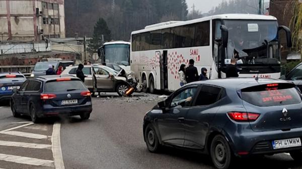 Autocar cu 69 de turişti italieni, accident de groază pe DN1, în Sinaia. Două femei au ajuns la spital