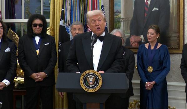 Donald Trump, maestru de ceremonii pentru o seară. A premiat artişti renumiţi la Gala Premiilor Kennedy