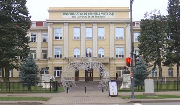 O universitate din Iaşi ajută financiar studenţii din fonduri proprii, după tăierea burselor