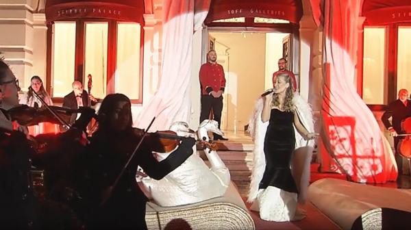 Flashmob de Crăciun la Palatul Știrbei. Irina Baianț și zeci de copii au încântat publicul