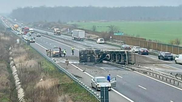 Trafic blocat pe A3. Un TIR încărcat cu piatra s-a răsturnat după ce a lovit glisiera dintre sensuri