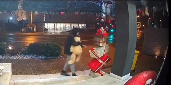 Momentul în care un hoţ "cuprins de spiritul festiv" al Crăciunului fură decoraţiunile din faţa unei clinici