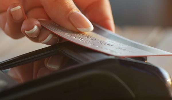 Cum foloseşti corect cardul de credit. Exemplu la cumpărarea unui televizor de 3.000 de lei