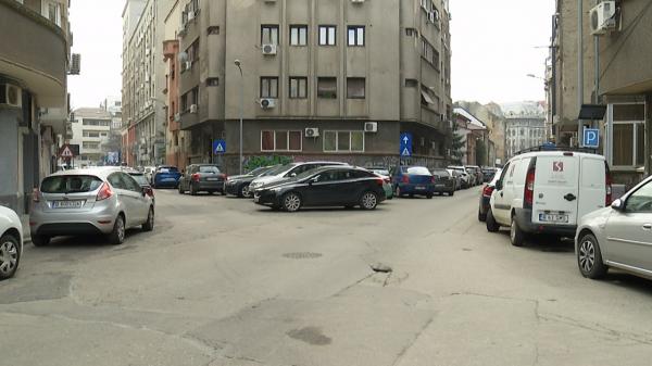 Centrul Capitalei, blocat de maşini parcate ilegal. Poliţia Locală "uită" mereu să treacă să dea amenzi