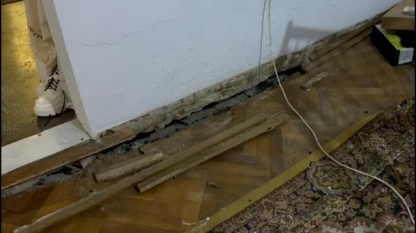 "Unde-i pământul? Cât e de mare gaura!" Panică într-un bloc din Tulcea. Podeaua unui apartament s-a surpat