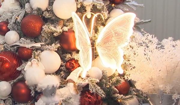 Cum împodobim bradul de Crăciun 2025. Ce decoraţiuni sunt la modă şi cât costă