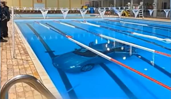 O şoferiţă a plonjat cu maşina într-un bazin de înot după ce a încurcat pedalele