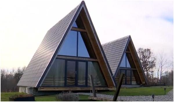 Românii dau hotelurile pentru cabane izolate, cu priveliște de basm. Preţul unei nopţi în mijlocul naturii