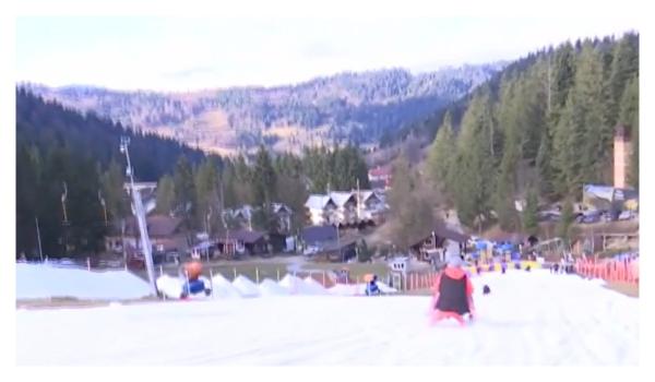 S-a dat startul distracţiei la munte. Pârtia de la Durău s-a deschis pentru săniuș