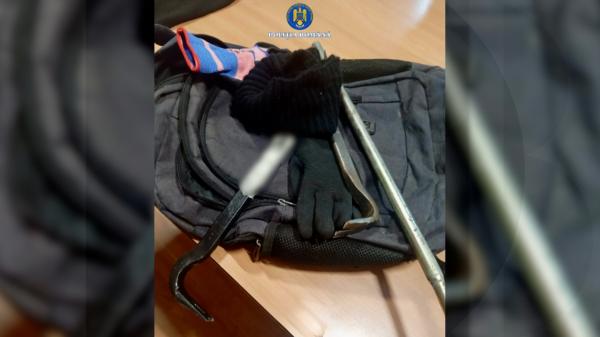 Schema prin care 2 tineri au vrut să ia telefoane din easybox fără să plătească. Poliţia i-a prins în flagrant