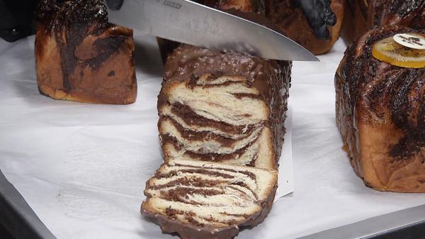 Cu limoncello și fistic sau cremă de zmeură, babka îi cucereşte pe gurmanzi. Desertul-vedetă costă 150 lei/kg