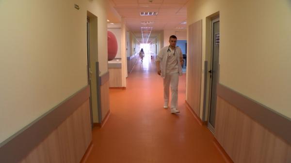 Medicii ar putea rămâne fără drept de liberă practică dacă vor da concedii medicale nejustificate, vrea CNAS