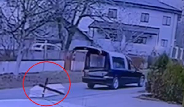 Momentul în care o maşină de pompe funebre scapă un sicriu direct în drum, în Periş