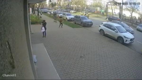 Copil de 10 ani din Iaşi, la spital, după ce a fost lovit de o trotinetă pe trotuar