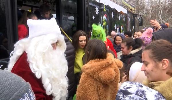 Magie de sărbători la Galați. Moș Crăciun a venit cu autobuzul și îi plimbă pe cei mici prin oraş