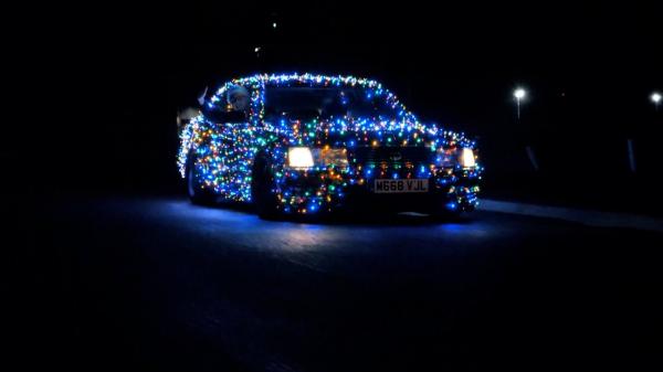 Ce amenzi riscă şoferii care îşi împodobesc maşinile de Crăciun. Pot pierde şi certificatul de înmatriculare