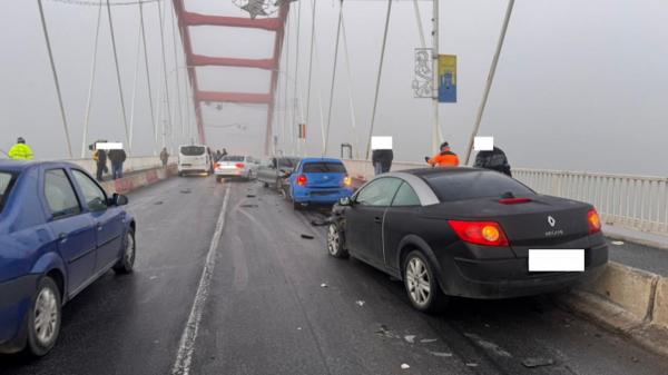 Carambol cu 6 maşini pe podul de la Cernavodă. Şoferii au derapat din cauza poleiului 