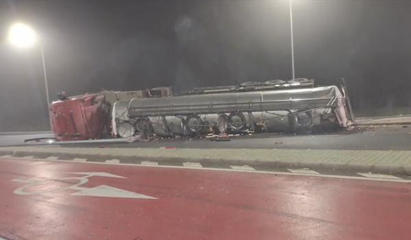 DN5, transformat în zonă de risc chimic. O cisternă cu substanțe toxice s-a răsturnat în Giurgiu