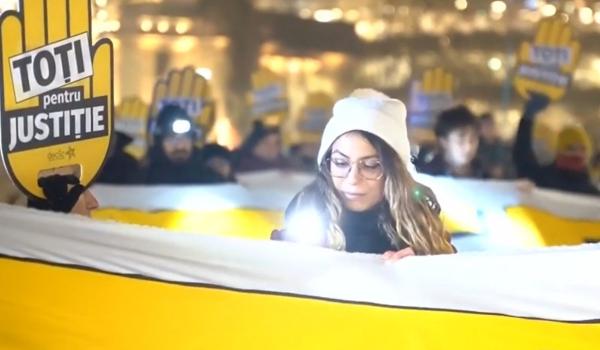 Sute de oameni cer reforme urgente în justiție în a şasea seară de protest: "Bolojan, te sună România!"