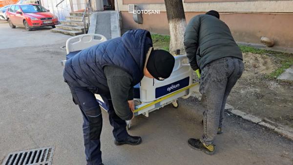 Dorel loveşte la Botoşani. Spitalul Judeţean a comandat 600 de paturi noi care nu au loc pe uşi
