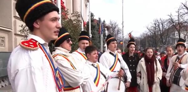 Centrul Timişoarei a răsunat de colinde. Muzică şi obiceiuri vechi aduse de sute de colindători